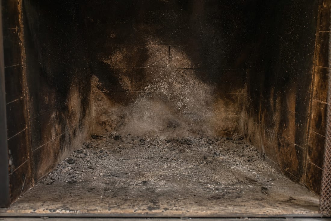 Beispiel: Feuerstelle mit Asche und Russ