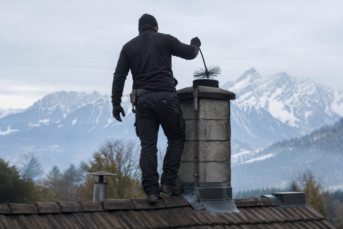 Beispiel: Kaminfeger nimmt den Kamin wieder in Betrieb von hinten